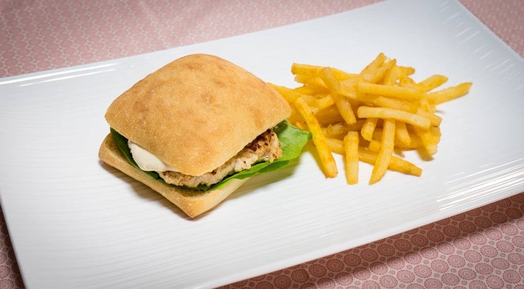 chicken burger with avocado and ailoi