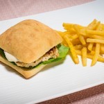 chicken burger with avocado and ailoi