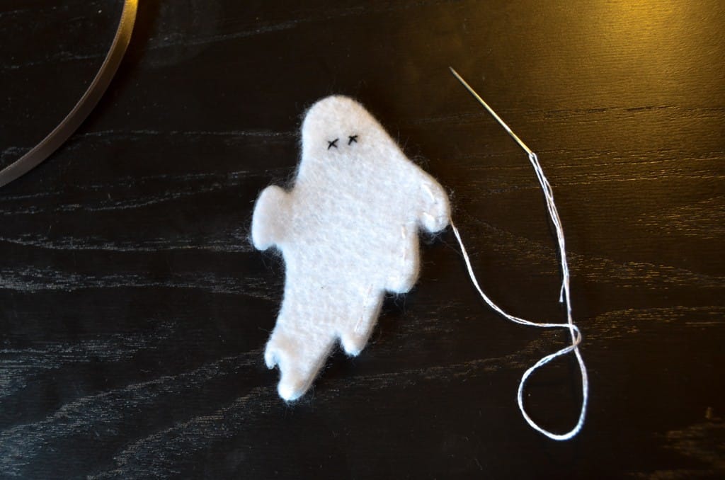 Halloween Funny White Ghosts Diy Felt Sheets Scissors Thread