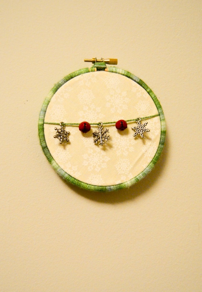 Easy Holiday Hoop Art