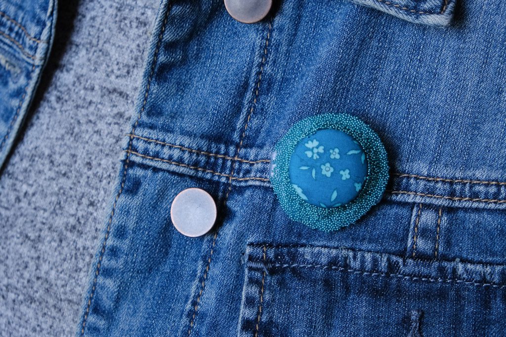 Fifteen Minute Hot Glue Button Brooch