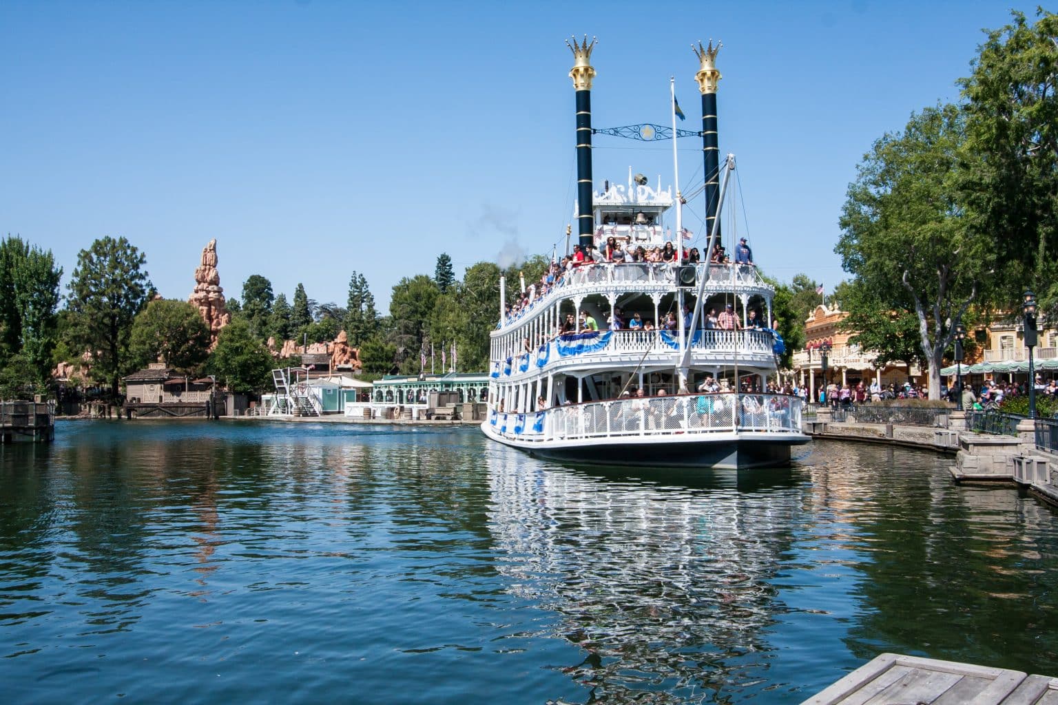 crowded-days-at-disneyland-five-tips-to-save-the-day